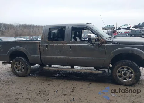 2014 Ford F-250 Lariat z USA, uszkodzony, nr VIN 1FT7W2B64EEB60483